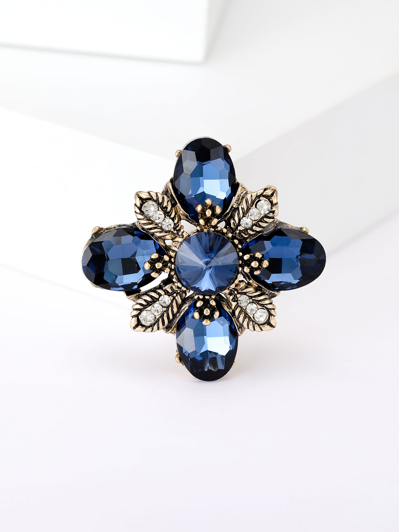 New crystal glass fashionable and elegant ladies' versatile brooches and brooches are sold directly by the manufacturer New crystal glass fashionable and elegant ladies' versatile brooches and brooches are sold directly by the manufacturer