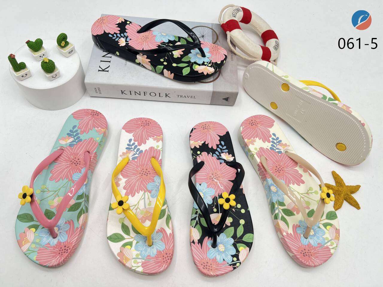 Flip-flops women wear black flip-flops outside the summer non-slip bathroom bath beach beach cleats clamp toe swimming cool