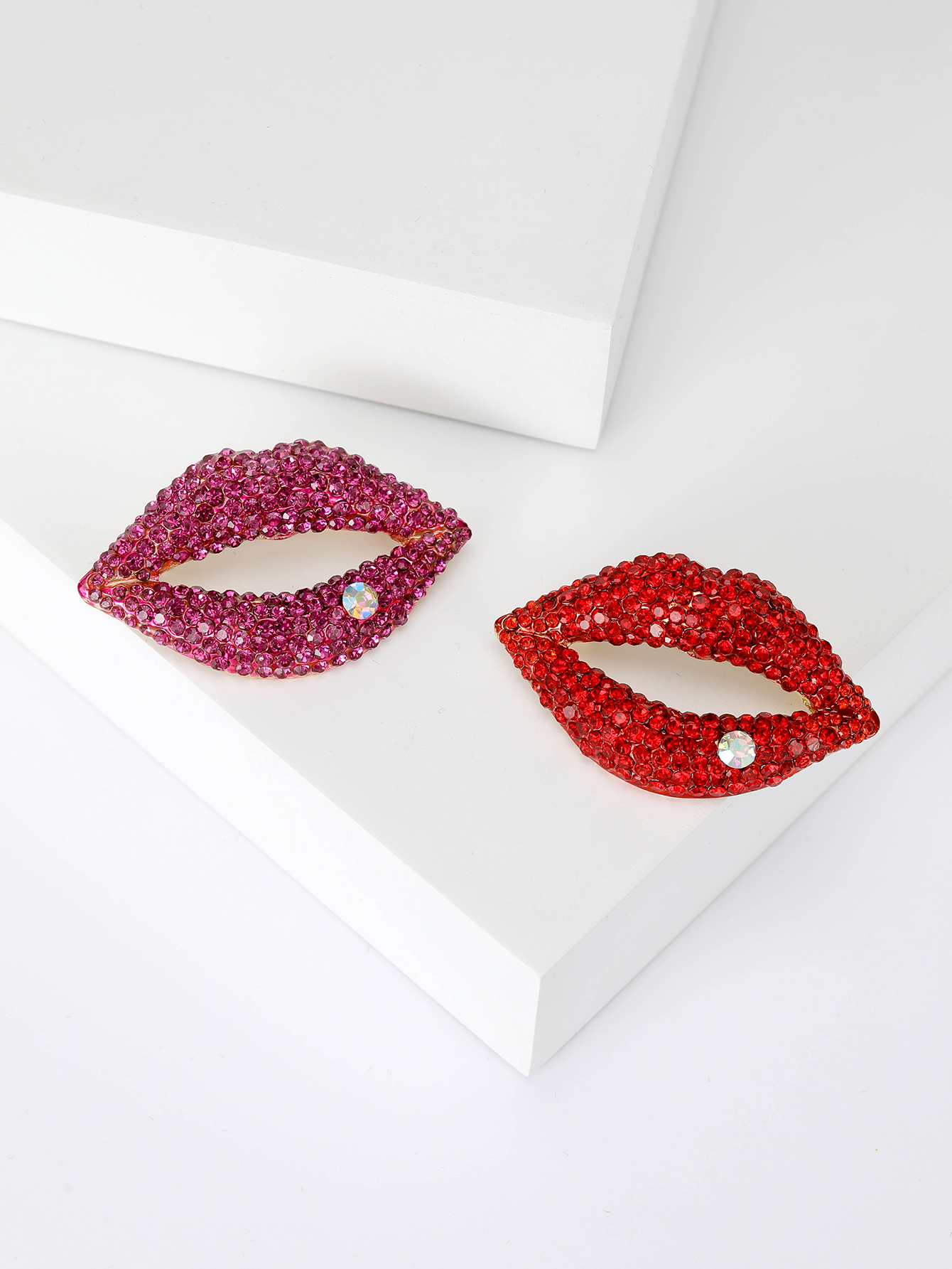 新款水钻嘴唇形状时尚女士气质百搭胸针胸花厂家直销