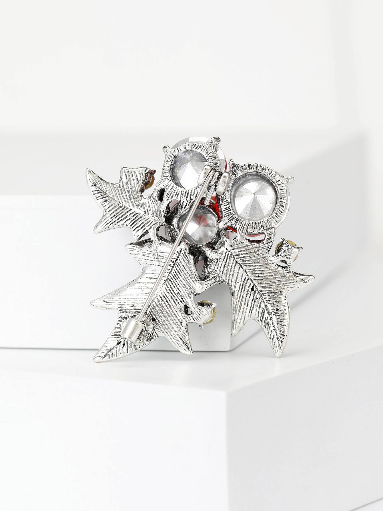 New alloy rhindiamond Christmas series leaf fashion ladies' style versatile brooches and corsages factory direct sales details Picture