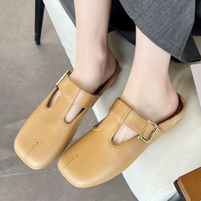 New style of flip-flops for women, fashionable and versatile summer outerwear, casual, light and comfortable flat beach shoes Application Scenario