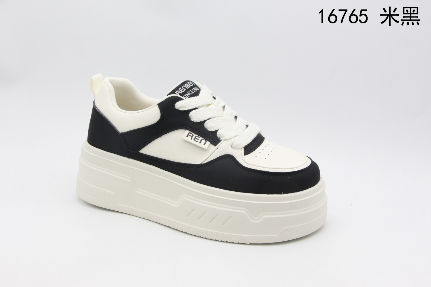 Human-oriented sports sneakers details Picture