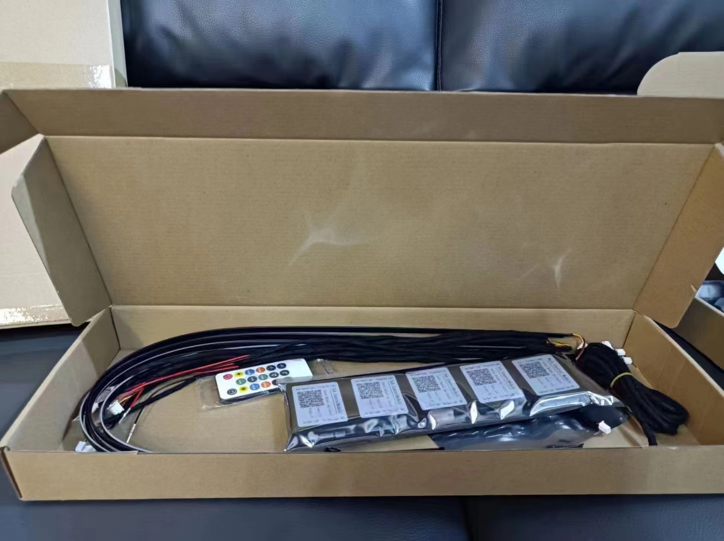 The car's ambient lights are dazzling with cold light and flowing light, and the entire vehicle is equipped with an APP for intelligent control of the lights details Picture