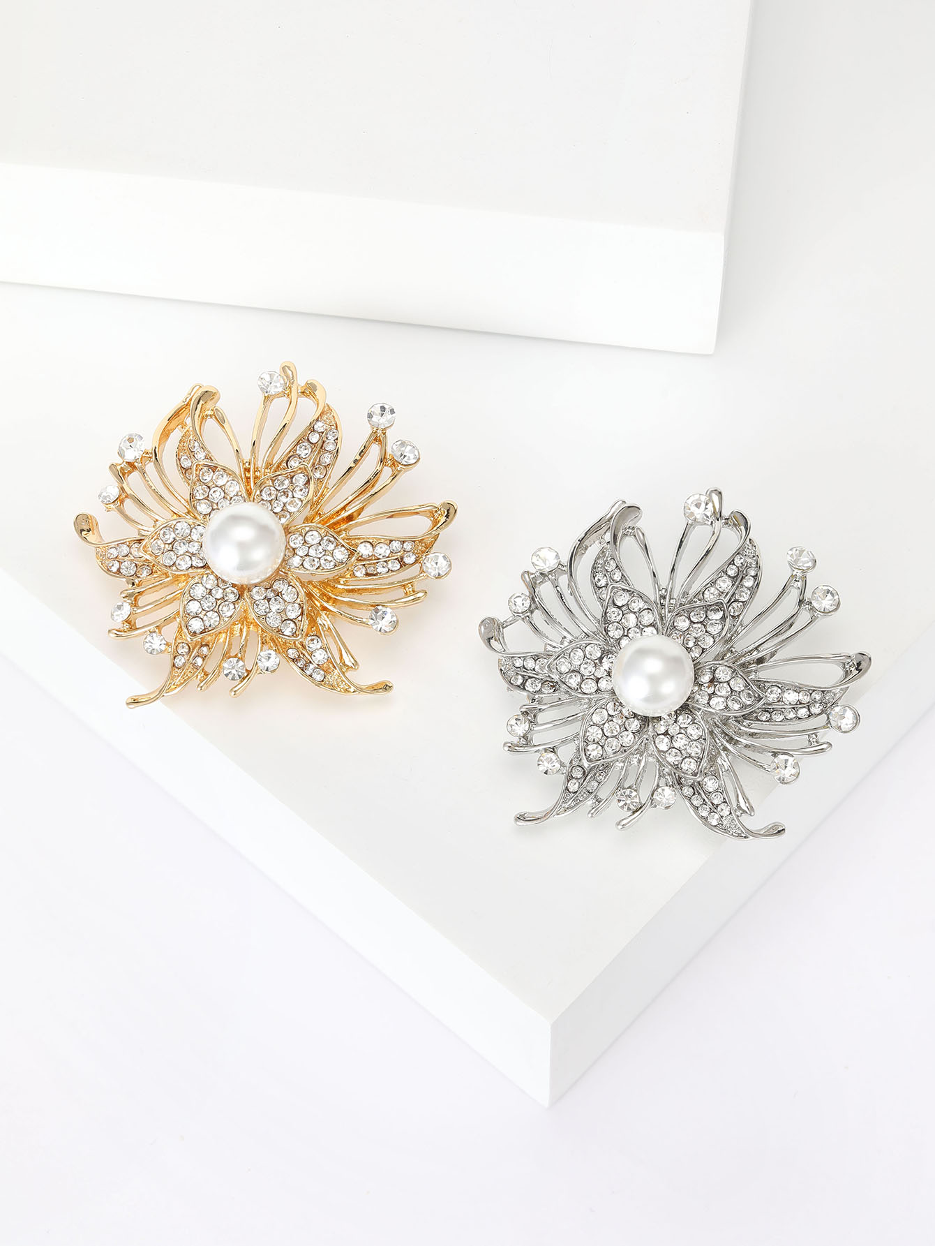 New alloy water diamond temperament series leaf fashion ladies' temperament versatile brooch and brooch factory direct sales