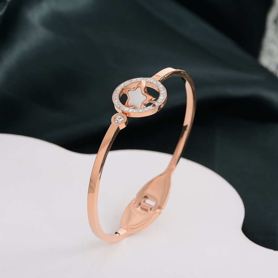 A popular and personalized black and white double-sided five-pointed star bracelet, titanium steel rose gold bracelet, fashionable women's accessory gift Specification image