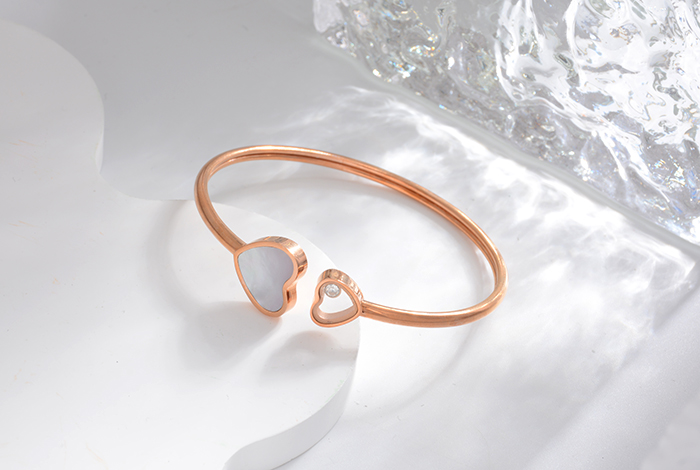 A new titanium steel bracelet with heart, shell and rose gold in the style of European, American and Korean fashion for women pic 4
