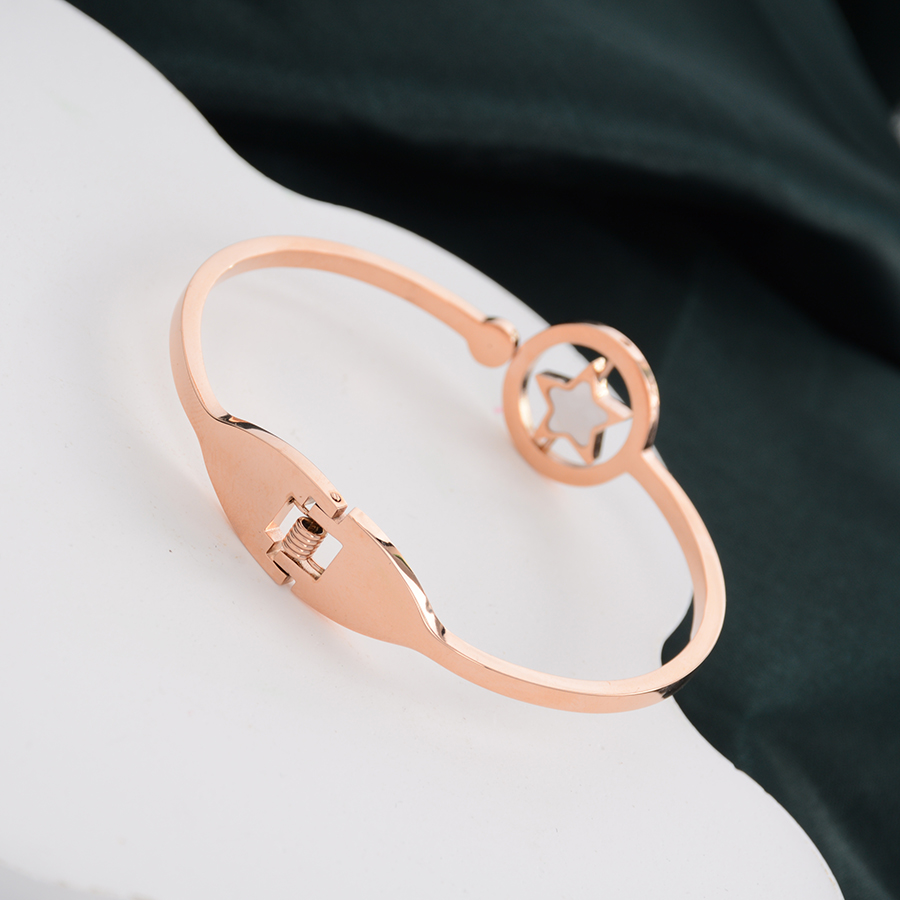 A popular and personalized black and white double-sided five-pointed star bracelet, titanium steel rose gold bracelet, fashionable women's accessory gift Item Picture