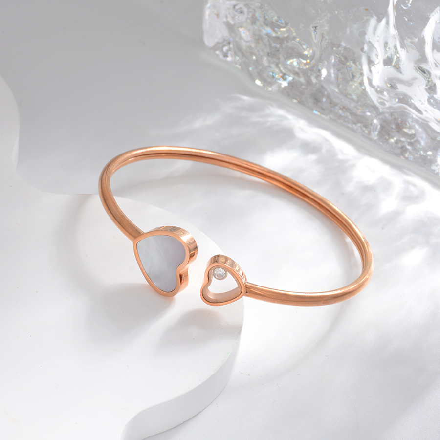 A new titanium steel bracelet with heart, shell and rose gold in the style of European, American and Korean fashion for women details Picture