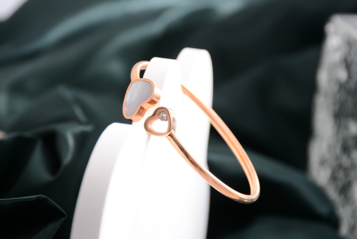 A new titanium steel bracelet with heart, shell and rose gold in the style of European, American and Korean fashion for women pic 2