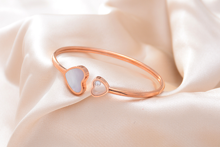 A new titanium steel bracelet with heart, shell and rose gold in the style of European, American and Korean fashion for women pic 3