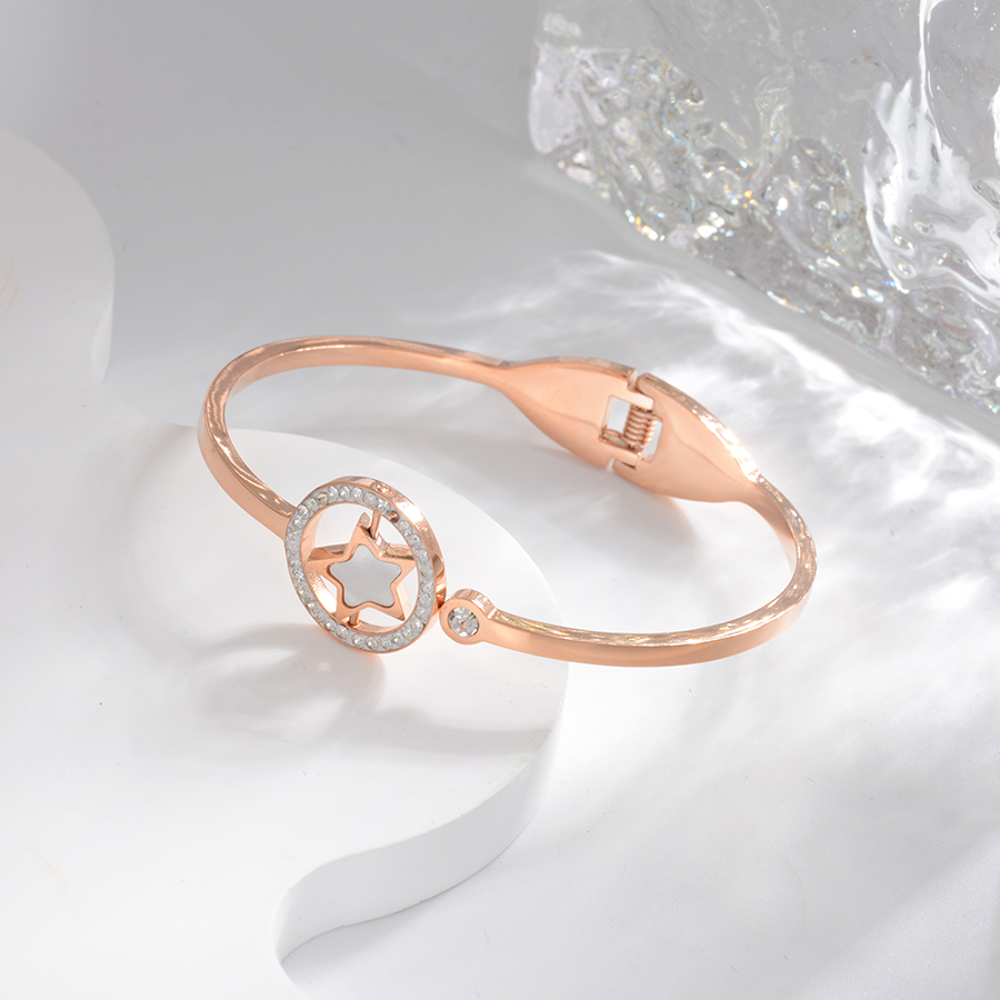 A popular and personalized black and white double-sided five-pointed star bracelet, titanium steel rose gold bracelet, fashionable women's accessory gift