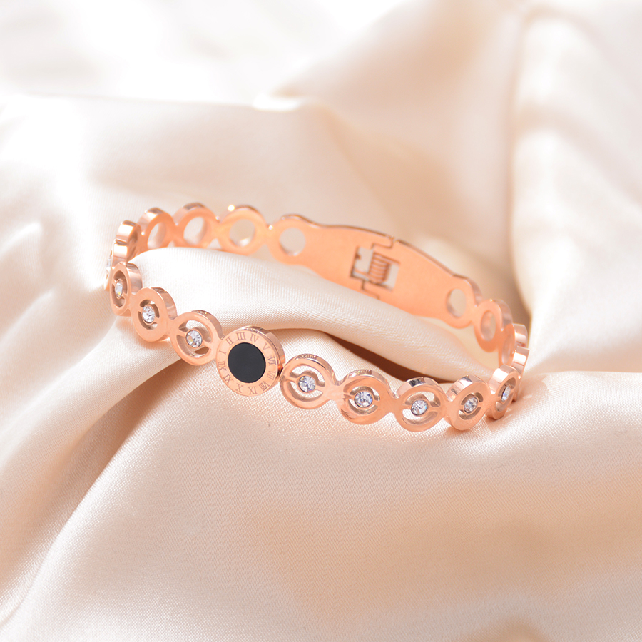European, American and Korean trendy and individualistic circle diamond bracelet, Roman black round titanium steel rose gold bracelet, women's accessory gift Application Scenario