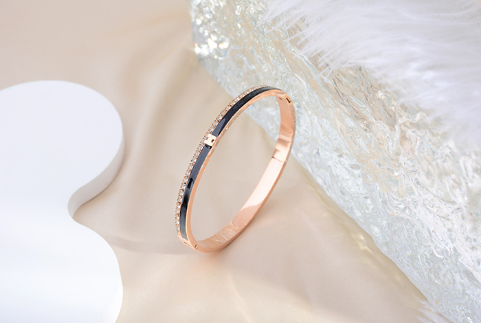 European and American fashion and individuality diamond-encrusted black bracelet, titanium steel rose gold bracelet accessory, women's gift boutique pic 7