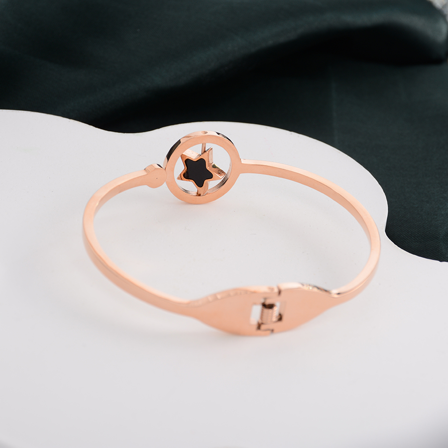 A popular and personalized black and white double-sided five-pointed star bracelet, titanium steel rose gold bracelet, fashionable women's accessory gift Application Scenario