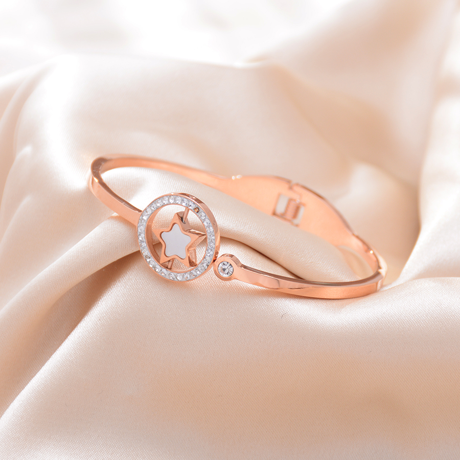 A popular and personalized black and white double-sided five-pointed star bracelet, titanium steel rose gold bracelet, fashionable women's accessory gift details Picture