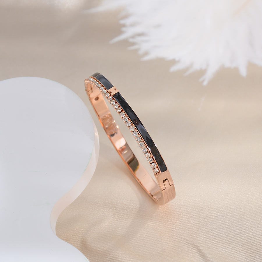European and American fashion and individuality diamond-encrusted black bracelet, titanium steel rose gold bracelet accessory, women's gift boutique details Picture