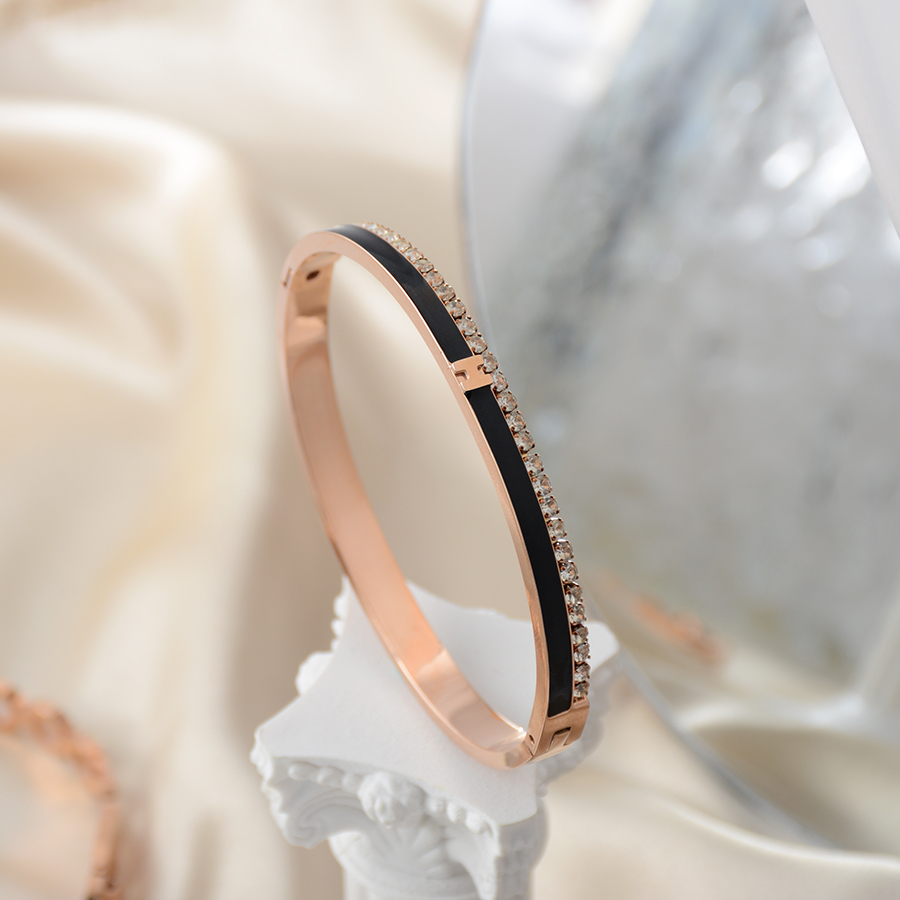 European and American fashion and individuality diamond-encrusted black bracelet, titanium steel rose gold bracelet accessory, women's gift boutique Specification image