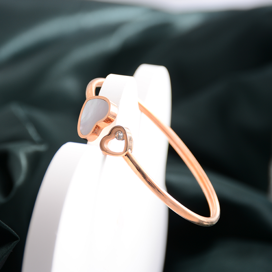 A new titanium steel bracelet with heart, shell and rose gold in the style of European, American and Korean fashion for women