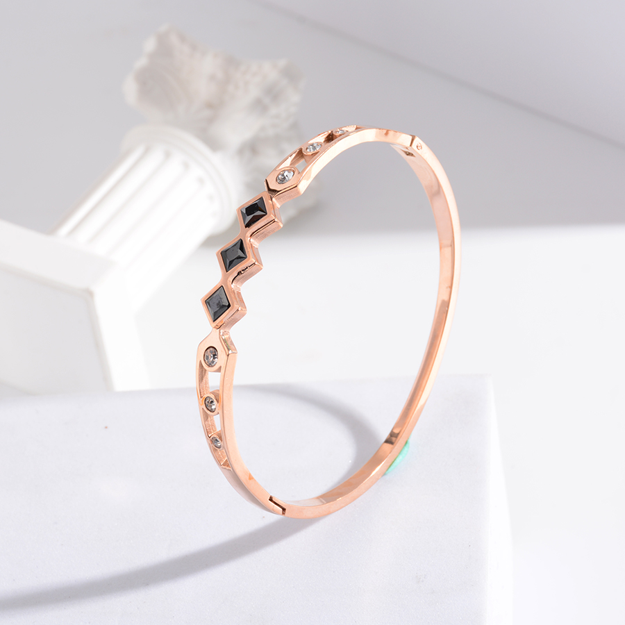 Wholesale of personalized and fashionable black diamond bracelets, titanium steel rose gold bracelet accessories and gifts from Europe, America, Japan and South Korea for women Specification image