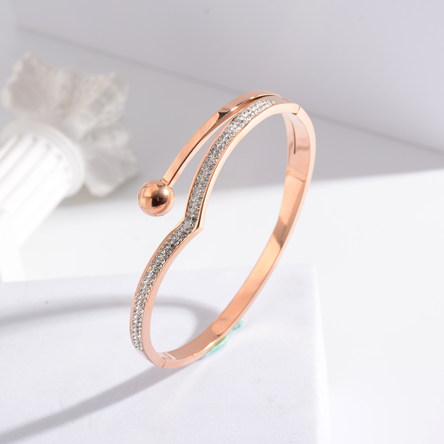 European and American Internet celebrity fashionable titanium steel temperament bracelet, rose gold popular exquisite bracelet, women's accessory, trendy accessory gift Application Scenario