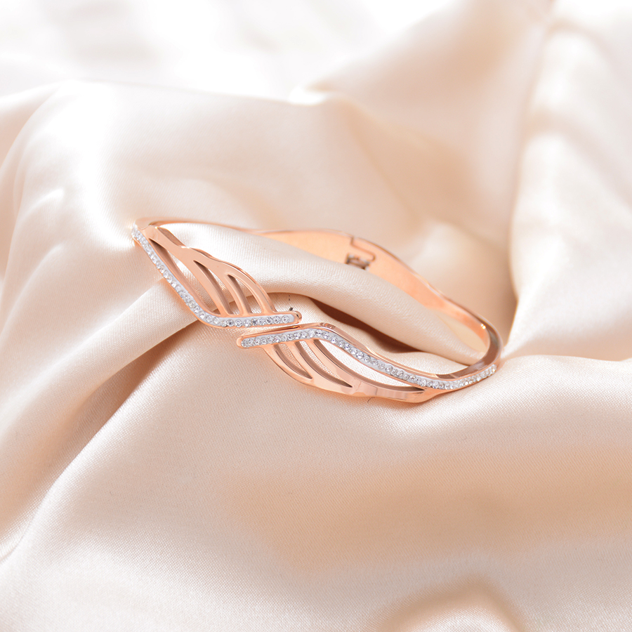 Trendy, personalized and fashionable leaf-encrusted diamond bracelet, titanium steel rose gold bracelet, spring versatile accessory, women's gift, Europe and America Application Scenario