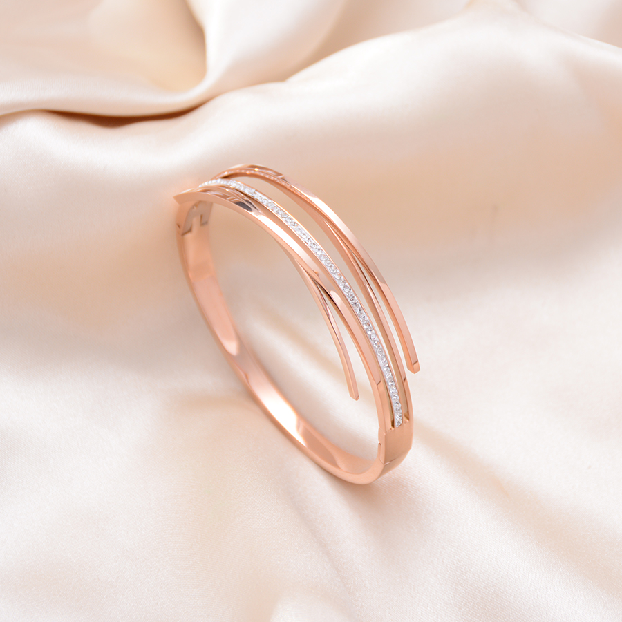 European, American and Korean personalized, trendy and versatile bracelet, titanium steel bracelet, 18k rose gold, non-fading women's jewelry, diamond-encrusted gift Specification image