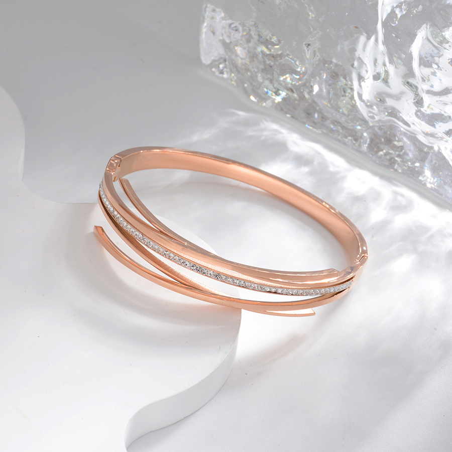 European, American and Korean personalized, trendy and versatile bracelet, titanium steel bracelet, 18k rose gold, non-fading women's jewelry, diamond-encrusted gift Application Scenario