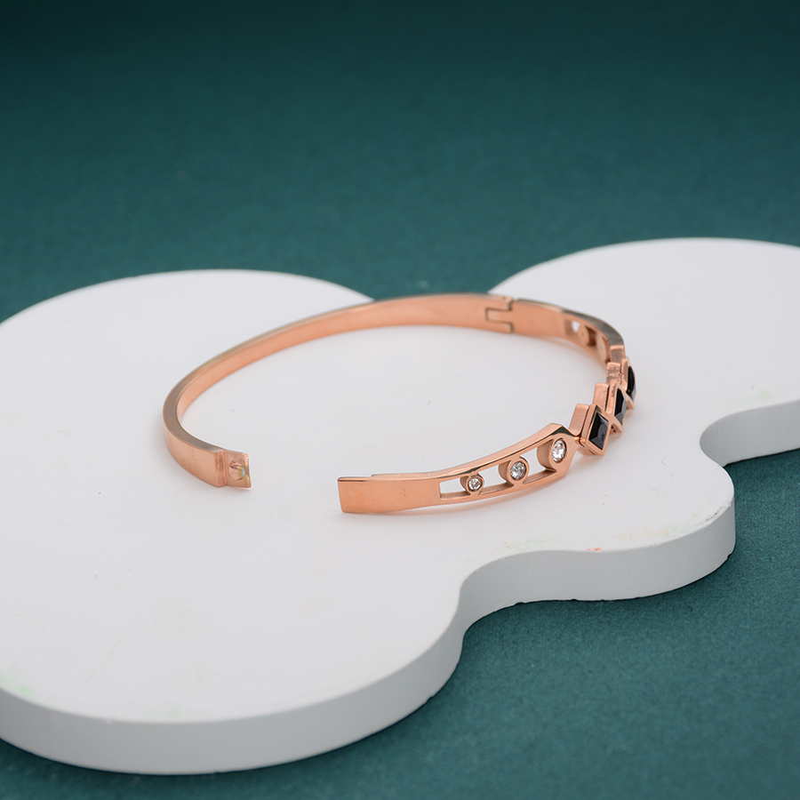 Wholesale of personalized and fashionable black diamond bracelets, titanium steel rose gold bracelet accessories and gifts from Europe, America, Japan and South Korea for women Item Picture