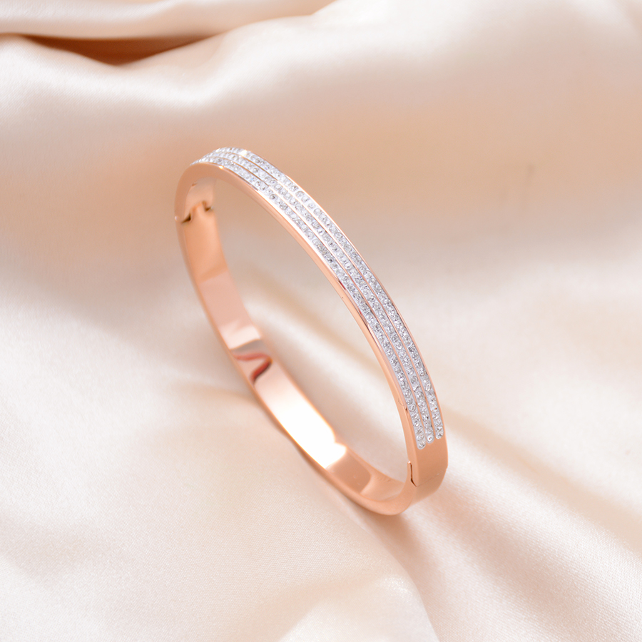 European and American trend full diamond bracelet, titanium steel rose gold diamond-encrusted bracelet, non-fading accessory, women's gift Application Scenario