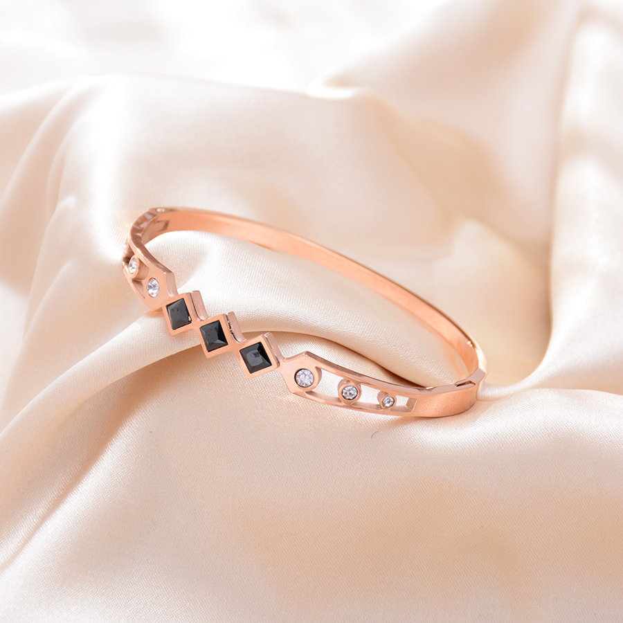 Wholesale of personalized and fashionable black diamond bracelets, titanium steel rose gold bracelet accessories and gifts from Europe, America, Japan and South Korea for women details Picture