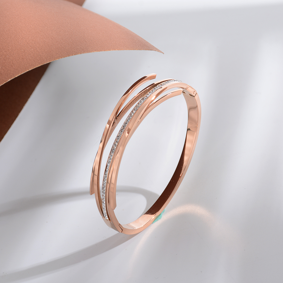 European, American and Korean personalized, trendy and versatile bracelet, titanium steel bracelet, 18k rose gold, non-fading women's jewelry, diamond-encrusted gift details Picture