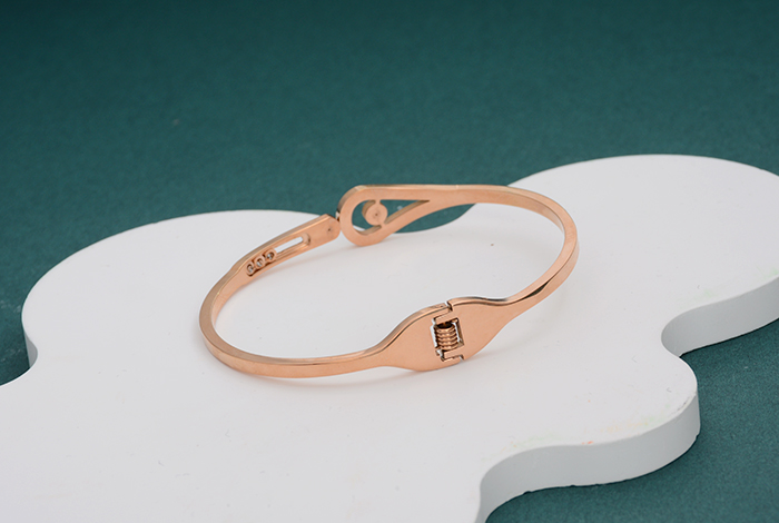 Fashionable European and American trend, personalized activity diamond bracelet, titanium steel rose gold bracelet, diamond-encrusted jewelry, women's gift pic 6