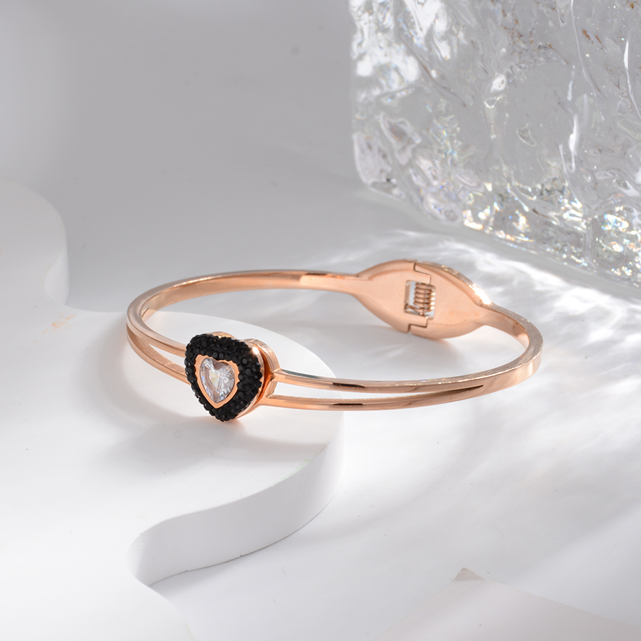 Best-selling Japanese and Korean personalized fashion titanium steel mud diamond heart bracelet, rose gold bracelet, black diamond heart women's accessory details Picture