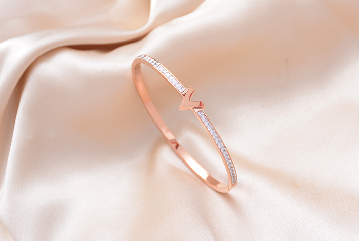 韩版个性时尚简约字母锆石手镯钛钢玫瑰金饰品礼物女款欧美详情4