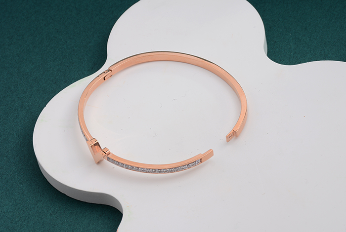 韩版个性时尚简约字母锆石手镯钛钢玫瑰金饰品礼物女款欧美详情5