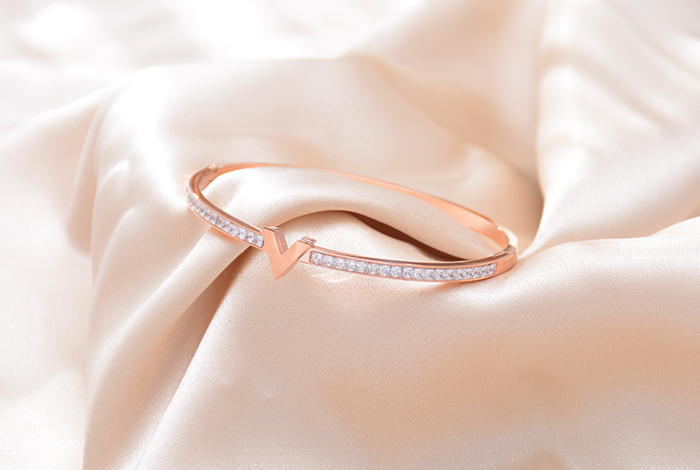 韩版个性时尚简约字母锆石手镯钛钢玫瑰金饰品礼物女款欧美详情3