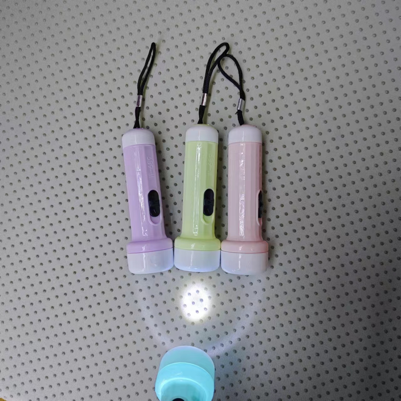 Portable flashlight, lanyard, button, electronic small flashlight, small gift event, factory direct sales W-689 luminous toy pic 4