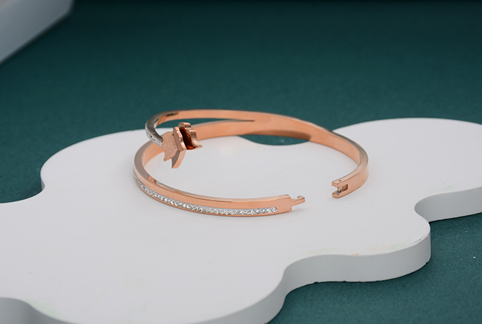 European and American personalized and fashionable diamond-encrusted butterfly bracelet, titanium steel zircon bracelet, rose gold jewelry, women's gift pic 5