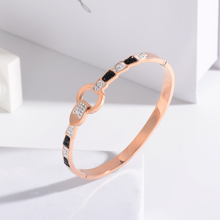 A popular black and white diamond-encrusted bracelet from Europe, America and Korea, a titanium steel mud diamond wristband and rose gold jewelry that goes well with women