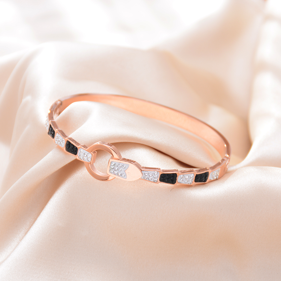 A popular black and white diamond-encrusted bracelet from Europe, America and Korea, a titanium steel mud diamond wristband and rose gold jewelry that goes well with women Application Scenario