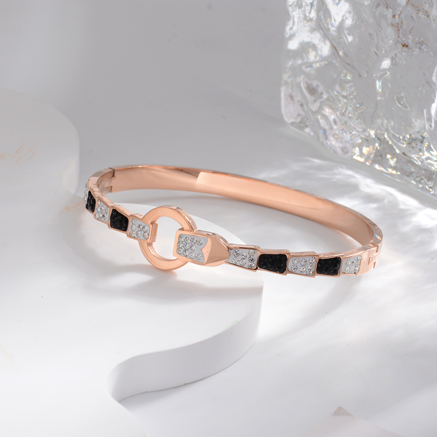 A popular black and white diamond-encrusted bracelet from Europe, America and Korea, a titanium steel mud diamond wristband and rose gold jewelry that goes well with women details Picture