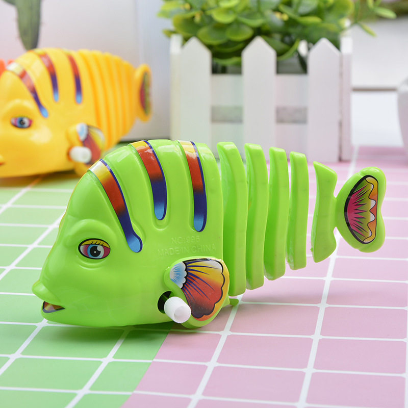 Cartoon creative winding spring swinging fish, imitation small animals that can run, small gifts that can move, swinging tail fish, children's toys Specification image
