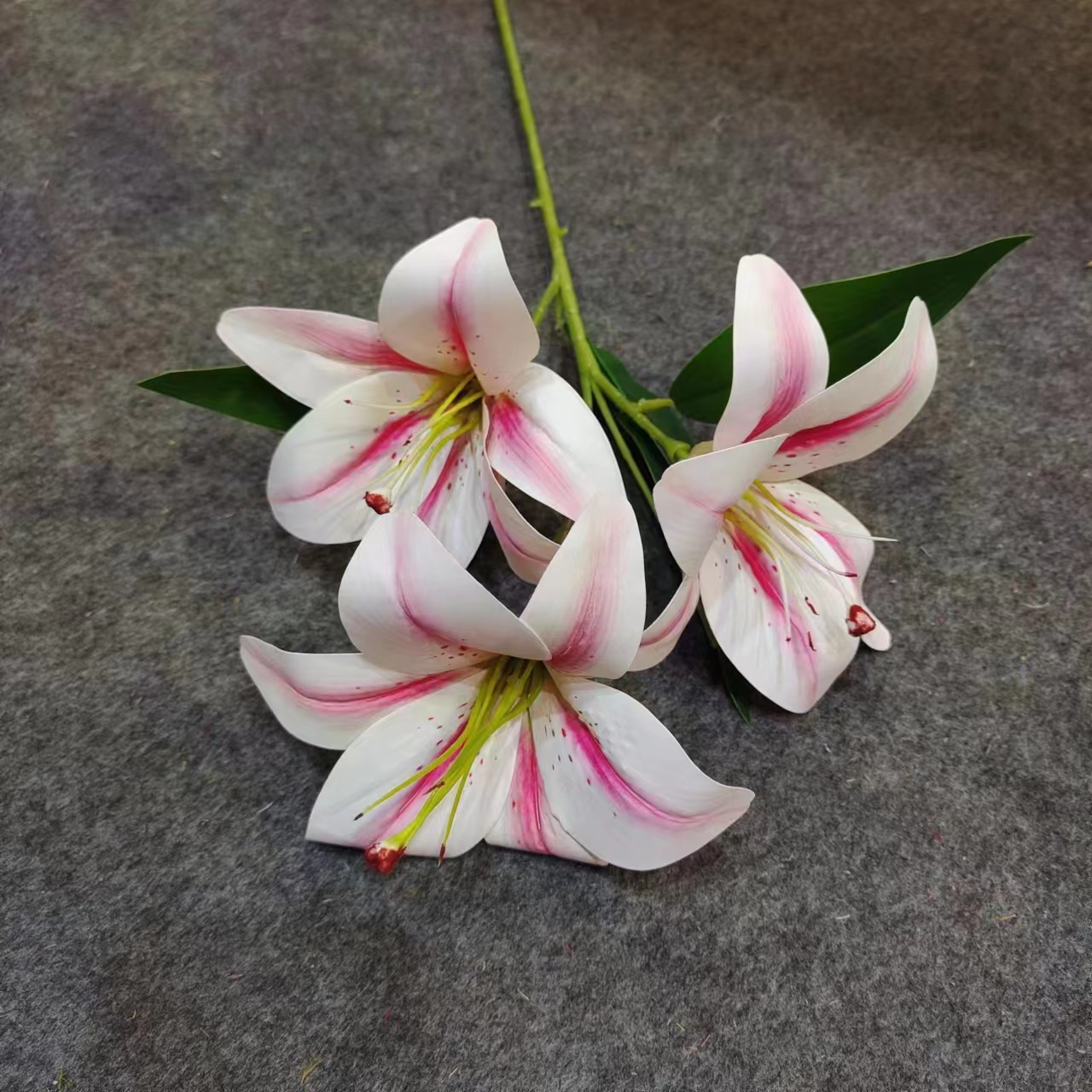 Wedding Hand Flower Lily Simulation Flower Bundle Hand Sense Silk Flower Fake Flower Photography Home Decoration Soft Decoration Simulation Flower details Picture