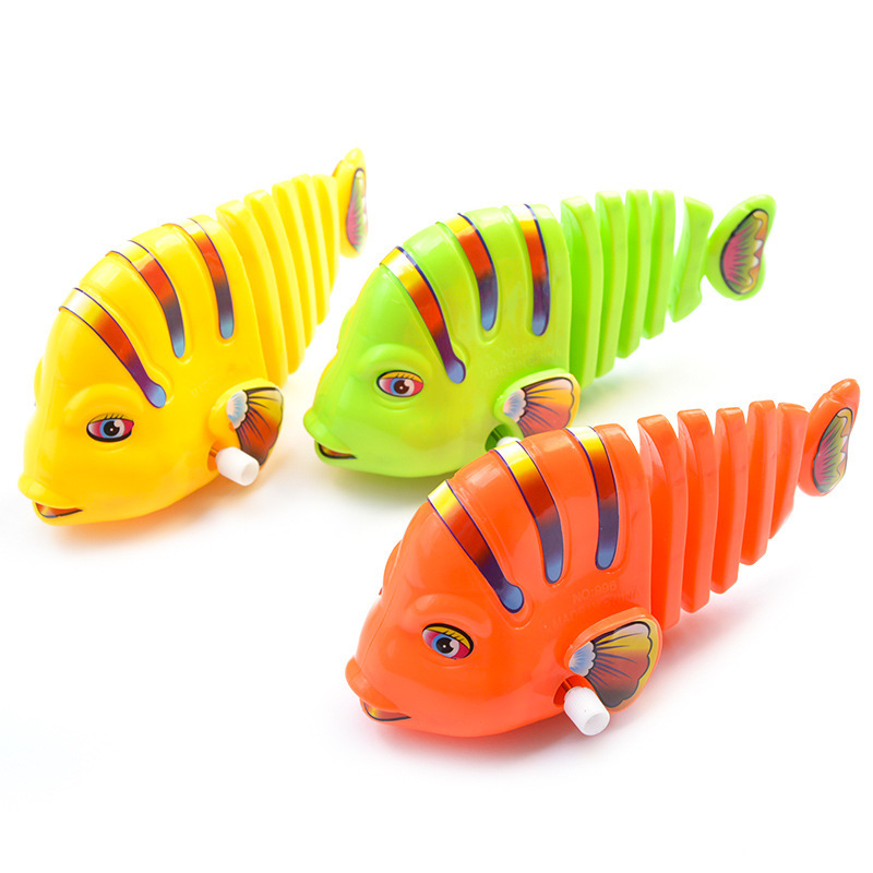 Cartoon creative winding spring swinging fish, imitation small animals that can run, small gifts that can move, swinging tail fish, children's toys Application Scenario
