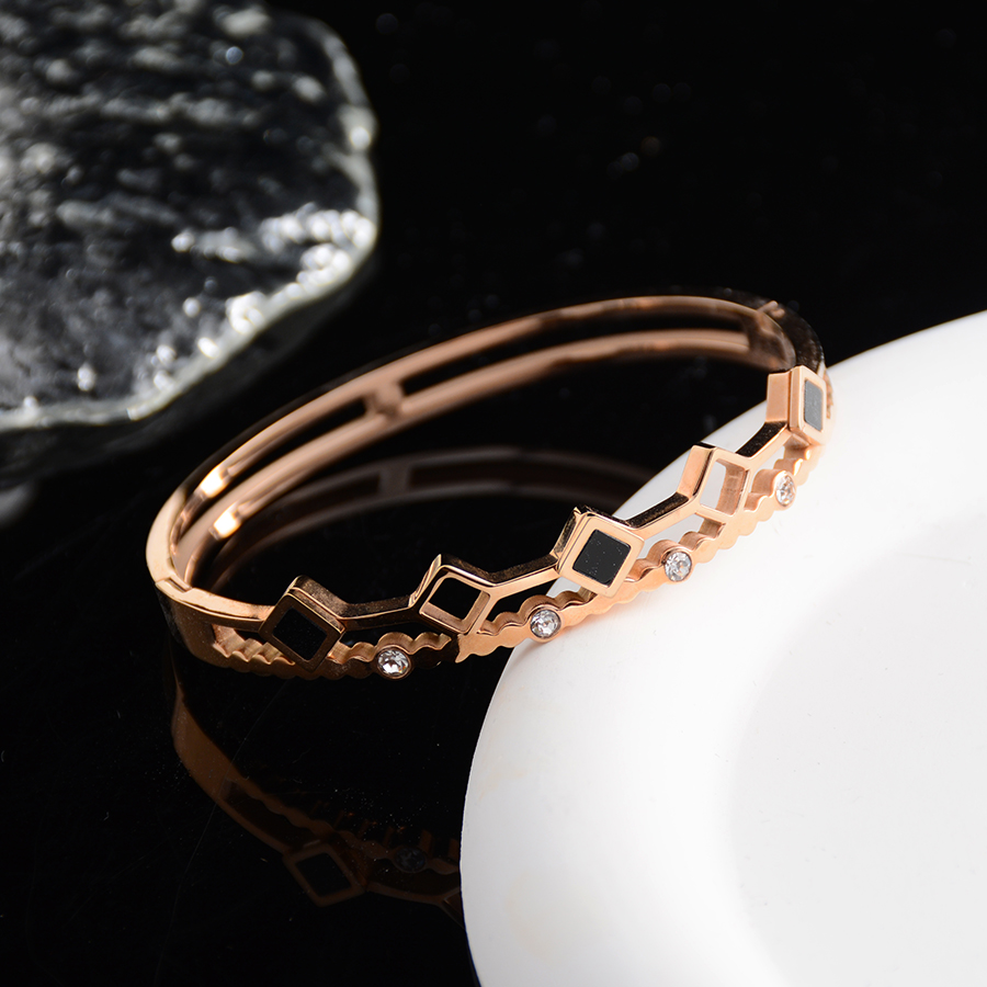 European, American and Korean personalized and fashionable black square small diamond bracelets, titanium steel wristbands, rose gold jewelry, women's fine accessories Item Picture