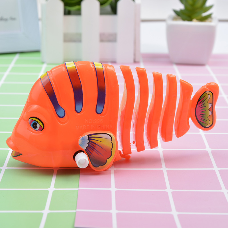 Cartoon creative winding spring swinging fish, imitation small animals that can run, small gifts that can move, swinging tail fish, children's toys details Picture