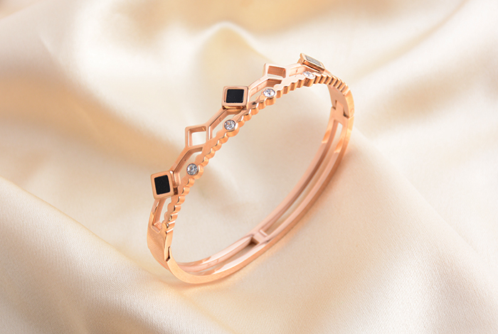 European, American and Korean personalized and fashionable black square small diamond bracelets, titanium steel wristbands, rose gold jewelry, women's fine accessories pic 7