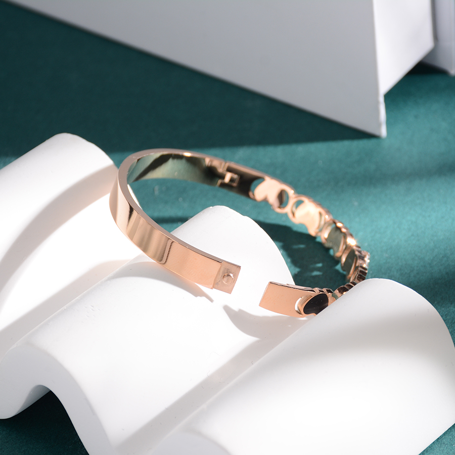 European, American and Korean personalized and fashionable heart-shaped mud diamond bracelet, titanium steel heart bracelet, rose gold women's accessory gift, fine supply Specification image