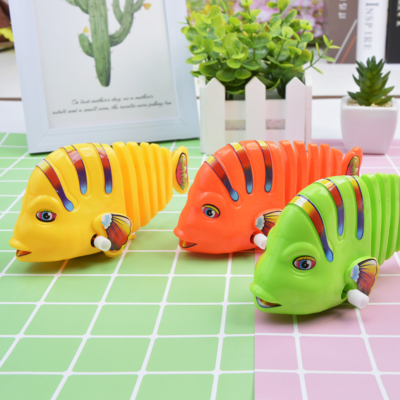 Cartoon creative winding spring swinging fish, imitation small animals that can run, small gifts that can move, swinging tail fish, children's toys