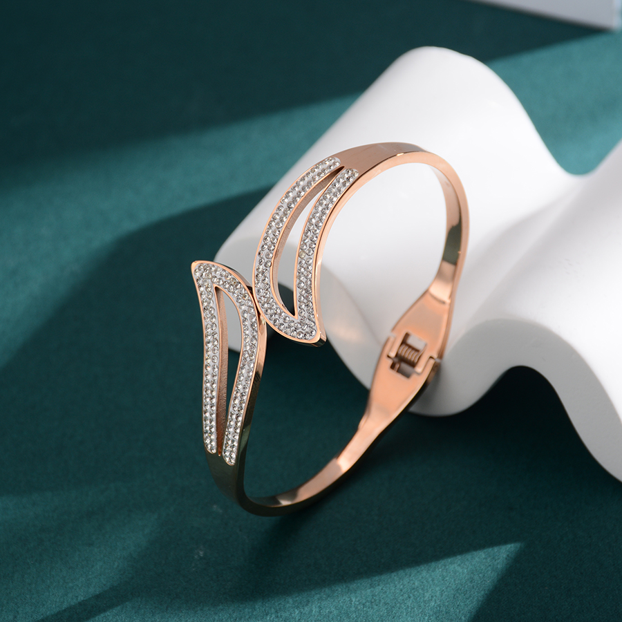 Korean style trendy, individualistic and fashionable white diamond cross bracelet, titanium steel diamond-encrusted rose gold jewelry bracelet, women's exquisite gift details Picture